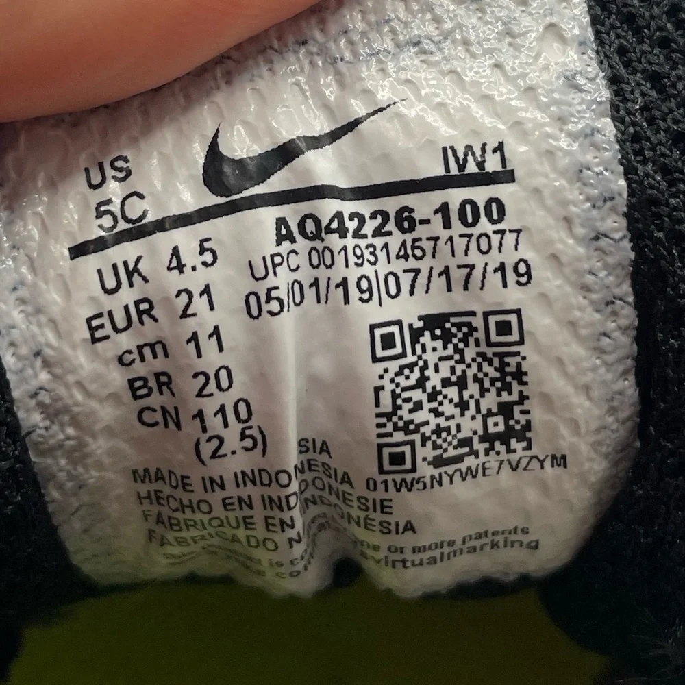 Nike Hustle boys White and Black High-Top Sneakers size 5C